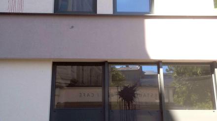 In Kreuzberg hat es einen Vandalismus-Angriff auf ein Wohn- und Geschäftshaus gegeben. Dabei flogen Farbbeutel gegen die Fassade.