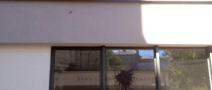 In Kreuzberg hat es einen Vandalismus-Angriff auf ein Wohn- und Geschäftshaus gegeben. Dabei flogen Farbbeutel gegen die Fassade.