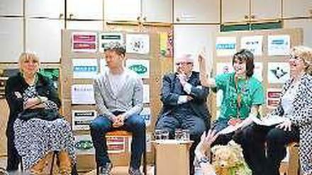 Bei der Kinder-Pressekonferenz. Grünen-Chefin Claudia Roth, Hockey-Olympiasieger Martin Häner, Ex-DFB-Präsident Theo Zwanziger, die Moderatorin und Schülerin Hannah Schreiber und die Nachhaltigkeitsexpertin Alexandra Hildebrandt (v.l.n.r.)