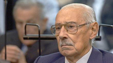  In Argentinien sind während der Militärdiktatur von 1976 bis 1983 über 30 000 Menschen verschleppt und ermordet worden. General Jorge Videla führte sie bis 1981 an. 