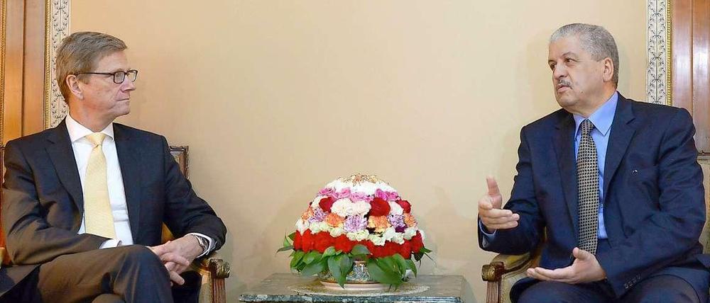 Außenminister Guido Westerwelle (FDP) hat sich am Sonntag mit dem algerischen Premierminister Abdelmalek Sellal in Algier getroffen. Er ermutigte seinen Gesprächspartner zu "demokratischen Reformen".