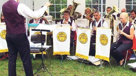 Das Blasorchester "Hastetöne" im Garteneinsatz