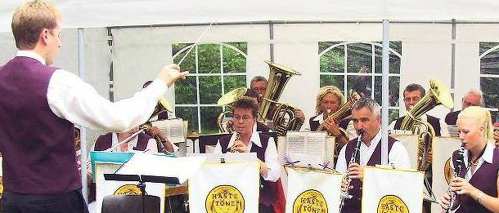 Das Blasorchester "Hastetöne" im Garteneinsatz