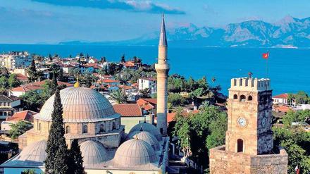 Traumlage am Mittelmeer. Viele waren schon von Antalya begeistert. Kaiser Wilhelm II. schenkte den Zeitmesser für den 1901 gebauten Uhrturm.