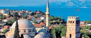 Traumlage am Mittelmeer. Viele waren schon von Antalya begeistert. Kaiser Wilhelm II. schenkte den Zeitmesser für den 1901 gebauten Uhrturm.