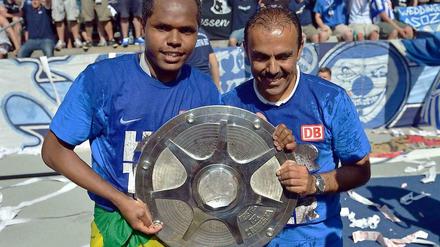 Vater und Sohn des Erfolgs: Trainer Jos Luhukay und Ronny mit dem Zweitliga-Meistertitel.
