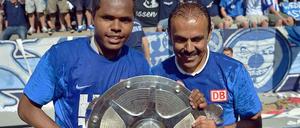 Vater und Sohn des Erfolgs: Trainer Jos Luhukay und Ronny mit dem Zweitliga-Meistertitel.