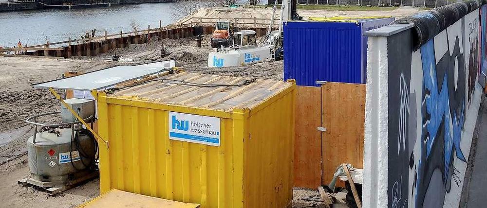 Ein Wohnhochhaus sowie ein Hotelriegel sollen an der auf dem Grundstück an der East Side Gallery entstehen. Nach Bürgerprotesten, kriegen sich nun auch die Investoren in die Haare.