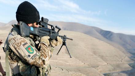 Im Visier. Bundeswehrsoldaten der Afghanistan-Schutztruppe Isaf im Dezember 2012 bei einer Übung am deutschen Außenposten OP North.