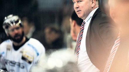 Mehr als tausend Worte. Eisbären-Coach Don Jackson (rechts) während des zweiten Auswärtsspiels in Köln. Foto: dpa