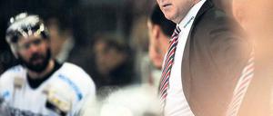 Mehr als tausend Worte. Eisbären-Coach Don Jackson (rechts) während des zweiten Auswärtsspiels in Köln. Foto: dpa