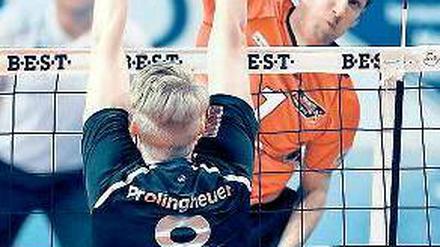 Mit der Wucht des Meisters. Scott Touzinsky (r.) von den BR Volleys.