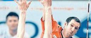 Mit der Wucht des Meisters. Scott Touzinsky (r.) von den BR Volleys.