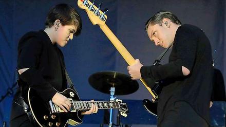 Romy Madly Croft (l.) und Oliver Sim von The XX im ehemaligen Vergnügungspark Spreepark in Berlin.