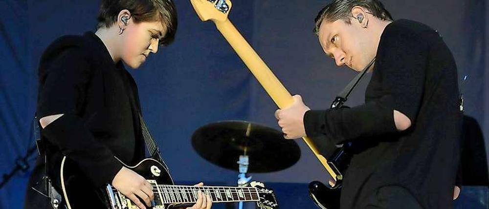 Romy Madly Croft (l.) und Oliver Sim von The XX im ehemaligen Vergnügungspark Spreepark in Berlin.