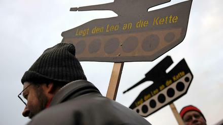 Demonstranten protestieren gegen deutsche Waffenexporte. Anlass war die geplante Lieferung von von Panzern nach Saudi-Arabien, sogenannten "Leopards". 