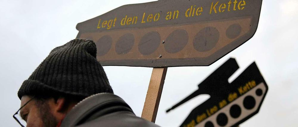 Demonstranten protestieren gegen deutsche Waffenexporte. Anlass war die geplante Lieferung von von Panzern nach Saudi-Arabien, sogenannten "Leopards". 