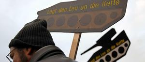 Demonstranten protestieren gegen deutsche Waffenexporte. Anlass war die geplante Lieferung von von Panzern nach Saudi-Arabien, sogenannten "Leopards". 
