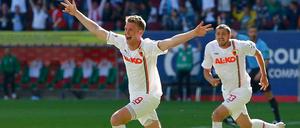 Hinein ins Glück: Jan-Ingwer Callsen-Bracker und Sascha Mölders jubeln über den entscheidenden Sieg gegen Fürth.