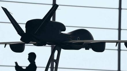 Am Boden. Das Projekt des „Euro Hawk“ hat eine Bruchlandung erlitten. Das Foto zeigt ein Modell der Drohne; es entstand im Oktober 2011, als das unbemannte Aufklärungssystem auf dem Luftwaffenstützpunkt im bayerischen Manching der Öffentlichkeit vorgestellt wurde. Foto: Christof Stache/AFP