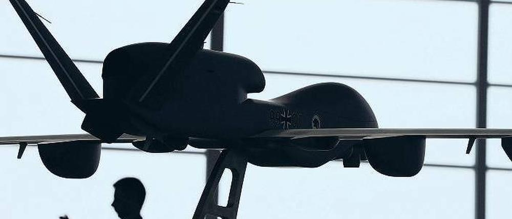 Am Boden. Das Projekt des „Euro Hawk“ hat eine Bruchlandung erlitten. Das Foto zeigt ein Modell der Drohne; es entstand im Oktober 2011, als das unbemannte Aufklärungssystem auf dem Luftwaffenstützpunkt im bayerischen Manching der Öffentlichkeit vorgestellt wurde. Foto: Christof Stache/AFP
