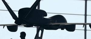 Am Boden. Das Projekt des „Euro Hawk“ hat eine Bruchlandung erlitten. Das Foto zeigt ein Modell der Drohne; es entstand im Oktober 2011, als das unbemannte Aufklärungssystem auf dem Luftwaffenstützpunkt im bayerischen Manching der Öffentlichkeit vorgestellt wurde. Foto: Christof Stache/AFP