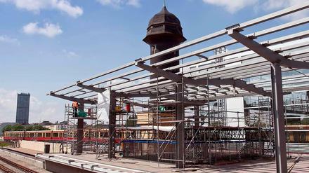 Montage des Daches auf dem neuen Regionalbahnsteig auf der Ringbahnebene am Bahnhof Ostkreuz.