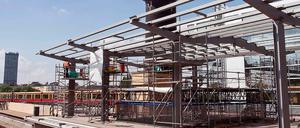 Montage des Daches auf dem neuen Regionalbahnsteig auf der Ringbahnebene am Bahnhof Ostkreuz.