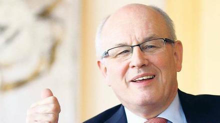 Volker Kauder: Als Chef der Unionsfraktion im Bundestag muss der 63-Jährige seine Abgeordneten zusammenhalten, in Zeiten der Euro-Krise oft eine schwierige Aufgabe. Bevor er das Amt 2005 übernahm, war Volker Kauder Generalsekretär der CDU. Der Baden-Württemberger wird wegen seiner Nähe zu Angela Merkel gern als „rechte Hand“ der Kanzlerin bezeichnet. Auf seine Unterstützung kann sie sich jedenfalls verlassen. Der bekennende Christ repräsentiert den konservativen Flügel der CDU. Geprägt wurde er auch von den Evangelikalen, deren Glaubenskraft ihn beeindruckt.