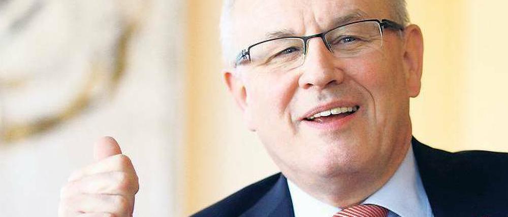 Volker Kauder: Als Chef der Unionsfraktion im Bundestag muss der 63-Jährige seine Abgeordneten zusammenhalten, in Zeiten der Euro-Krise oft eine schwierige Aufgabe. Bevor er das Amt 2005 übernahm, war Volker Kauder Generalsekretär der CDU. Der Baden-Württemberger wird wegen seiner Nähe zu Angela Merkel gern als „rechte Hand“ der Kanzlerin bezeichnet. Auf seine Unterstützung kann sie sich jedenfalls verlassen. Der bekennende Christ repräsentiert den konservativen Flügel der CDU. Geprägt wurde er auch von den Evangelikalen, deren Glaubenskraft ihn beeindruckt.