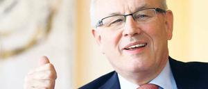 Volker Kauder: Als Chef der Unionsfraktion im Bundestag muss der 63-Jährige seine Abgeordneten zusammenhalten, in Zeiten der Euro-Krise oft eine schwierige Aufgabe. Bevor er das Amt 2005 übernahm, war Volker Kauder Generalsekretär der CDU. Der Baden-Württemberger wird wegen seiner Nähe zu Angela Merkel gern als „rechte Hand“ der Kanzlerin bezeichnet. Auf seine Unterstützung kann sie sich jedenfalls verlassen. Der bekennende Christ repräsentiert den konservativen Flügel der CDU. Geprägt wurde er auch von den Evangelikalen, deren Glaubenskraft ihn beeindruckt.