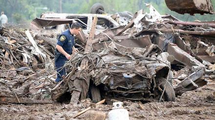 Bilder der Verwüstung in Oklahoma. Ein Polizist sucht in den Trümmern nach überlebenden.
