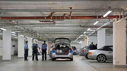 Die Polizei im Parkhaus an der Clayallee, wo Eltern ihr Kleinkind abends alleine im Auto gelassen haben, während sie im Fitness-Studio waren.