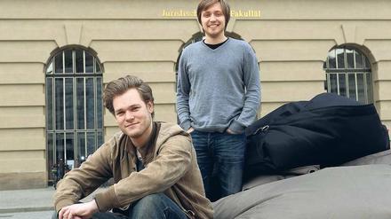 Früh übt sich. Max Englhard (l.) und Felix Beulke vorm Haupteingang der Juristischen Fakultät der Humboldt Universität Berlin am Portal Bebelplatz in Mitte. Die beiden Studenten haben schon so einige Rechtsberatungsfälle bei der „Law Clinic“ gelöst. 