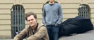 Früh übt sich. Max Englhard (l.) und Felix Beulke vorm Haupteingang der Juristischen Fakultät der Humboldt Universität Berlin am Portal Bebelplatz in Mitte. Die beiden Studenten haben schon so einige Rechtsberatungsfälle bei der „Law Clinic“ gelöst.