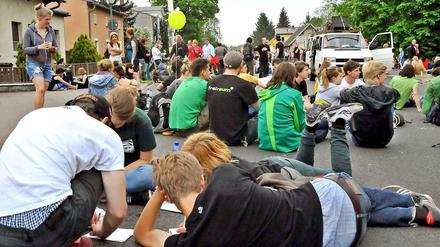Rund 1000 Demonstranten kamen zum Protestmarsch nach Finowfurt. Mit einer Sitzblockade verhinderten sie die Anreise von rund 550 Nazis.