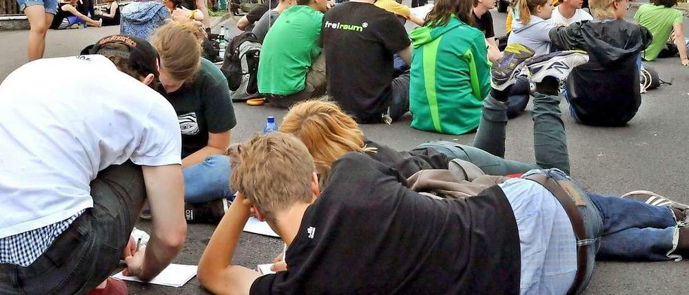 Rund 1000 Demonstranten kamen zum Protestmarsch nach Finowfurt. Mit einer Sitzblockade verhinderten sie die Anreise von rund 550 Nazis.