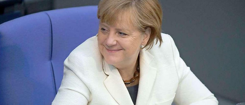 Kaum wird Merkel vorgeworfen, sie sei mit dem DDR-System verstrickt gewesen, rückt der Osten zusammen. 
