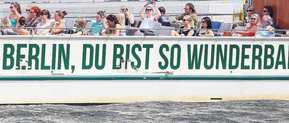 Ausflugswetter. Zu Pfingsten lockt Berlin außergewöhnlich viele Besucher an. Schiffstouren sind ein Klassiker, aber auch der Karneval der Kulturen ist längst überregional bekannt.