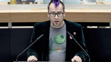Oliver Höfinghoff von der Piratenpartei beschäftigte seine Freundin Mareike Peter als persönliche Mitarbeiterin zur Unterstützung der parlamentarischen Arbeit. Im Zuge der Verwandtschaftsaffäre wird auch er dieses Arbeitsverhältnis zum Ende Mai beenden.