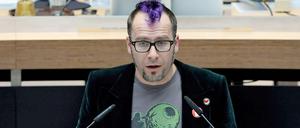 Oliver Höfinghoff von der Piratenpartei beschäftigte seine Freundin Mareike Peter als persönliche Mitarbeiterin zur Unterstützung der parlamentarischen Arbeit. Im Zuge der Verwandtschaftsaffäre wird auch er dieses Arbeitsverhältnis zum Ende Mai beenden.