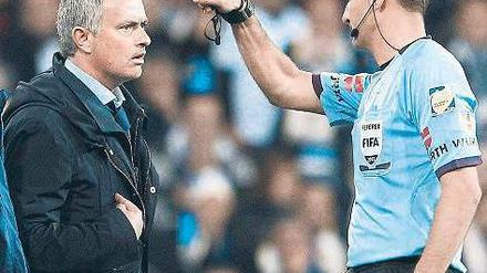 Jetzt ist Schluss. Der Schiedsrichter verbannt Reals Coach Mourinho. Foto: dpa