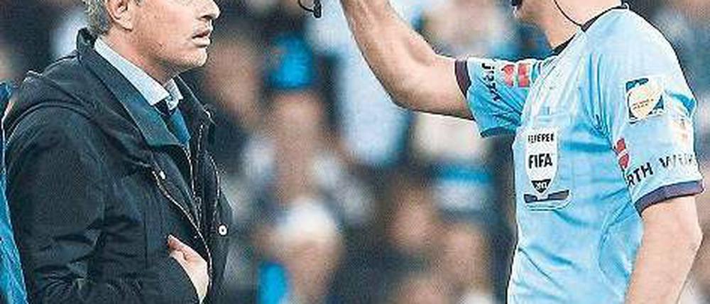 Jetzt ist Schluss. Der Schiedsrichter verbannt Reals Coach Mourinho. Foto: dpa