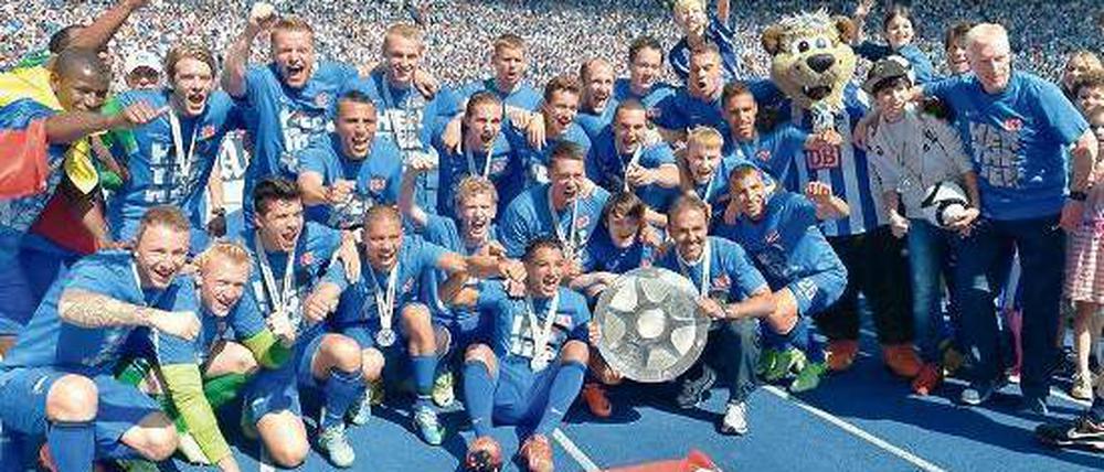 Versilbert. Hier feiern die Hertha-Fußballer noch mit Zweitligameisterschale, nun freuen sie sich über steigende Einnahmen. Foto: dpa
