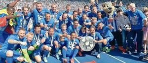 Versilbert. Hier feiern die Hertha-Fußballer noch mit Zweitligameisterschale, nun freuen sie sich über steigende Einnahmen. Foto: dpa