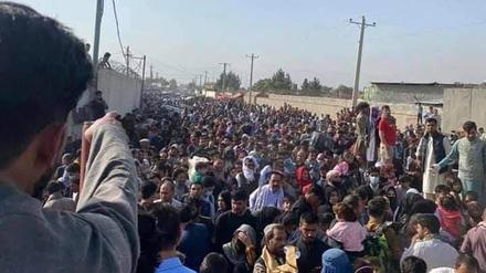 General view showing people near the airport in Kabul, Afghanistan, August 19, 2021, in this picture obtained from social media. Picture taken August 19, 2021. OMAR HAIDARI/via REUTERS ATTENTION EDITORS - THIS IMAGE HAS BEEN SUPPLIED BY A THIRD PARTY. MANDATORY CREDIT.