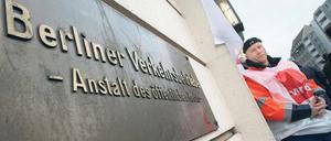 Warnung vor dem Warnstreik. Verdi hat Kampfmaßnahmen bei der BVG schon vorbereitet. Die Gewerkschaft fordert unter anderem ein „Urlaubsgeld“ für ihre Mitglieder. Foto: dpa