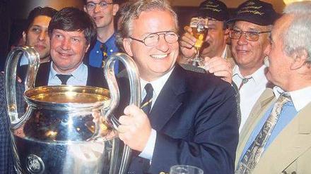 Gerd Niebaum mit dem Champions-League-Pokal