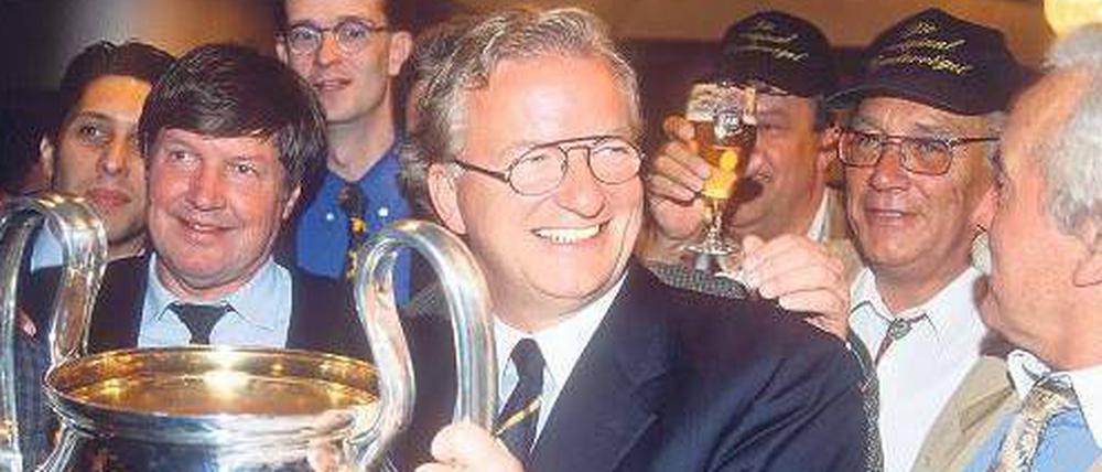 Gerd Niebaum mit dem Champions-League-Pokal