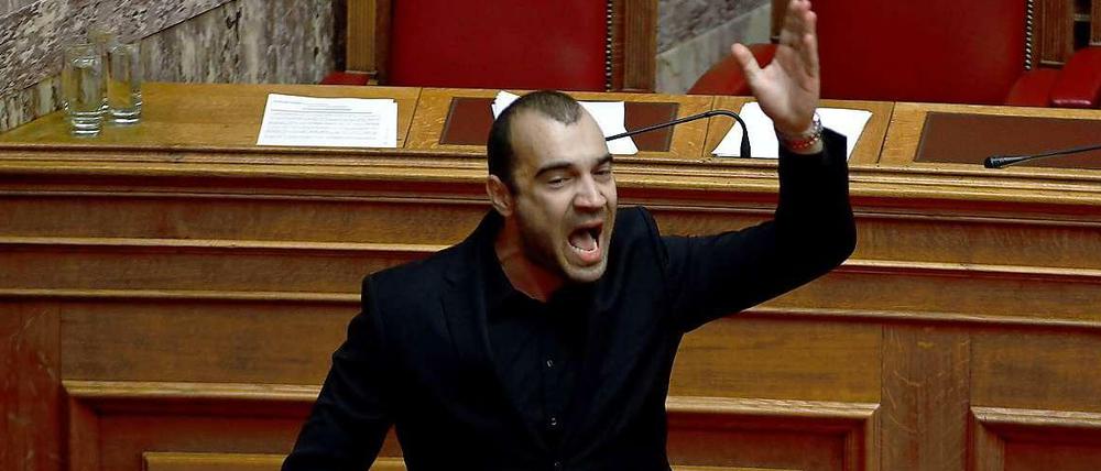 Der Abgeordnete Panagiotis Iliopoulos von der rechtsradikalen Partei Chryssi Avghi (Morgenröte) brüllt den Sozialisten entgegen, sie seien "nutzloses Vieh". Nach diesen Beleidigungen wurde es aus dem Parlament verwiesen. 